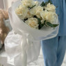 9 белых роз (60 см)