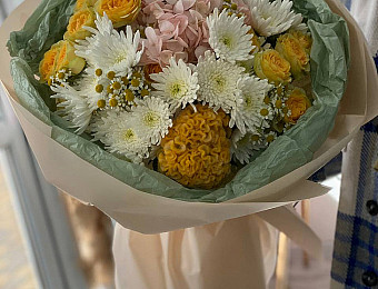 Букет из гортензии, ромашки и кустовой розы