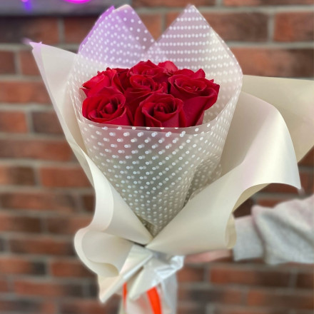 Букет из алых роз "Амор"