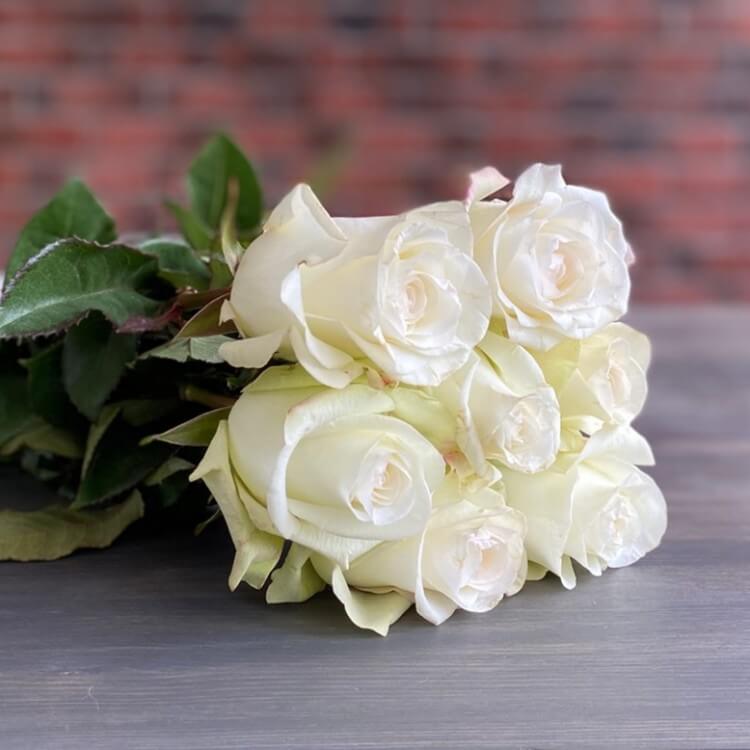 Букет из 7 роз белый (60см)