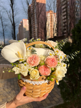 Корзина из каллы, розы и эвкалипта